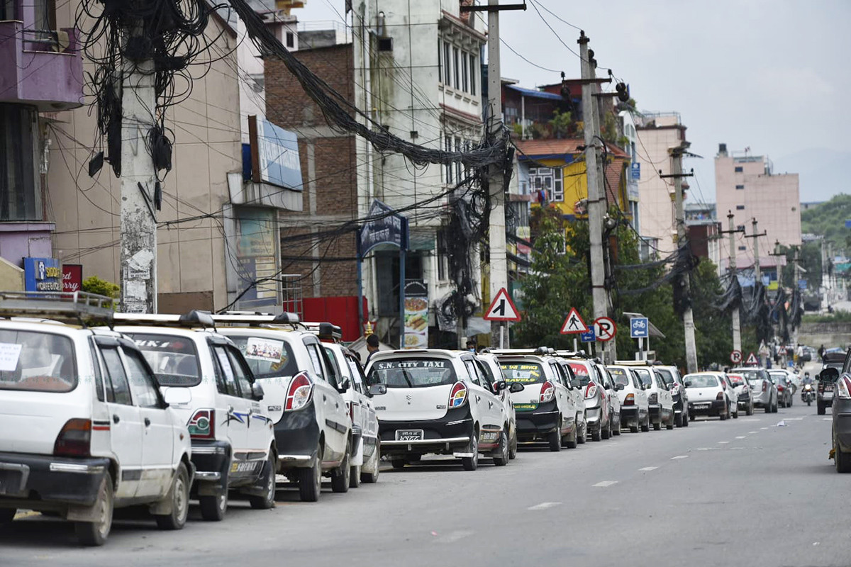 https://raracms.setopati.com/uploads/shares/2020/sujita/sarkar ko birod ma taxi/taxi bewasahi (1).jpg